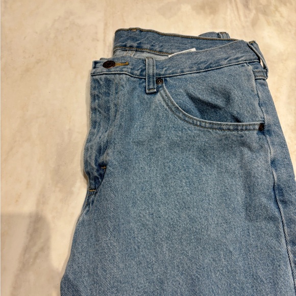 Like New Wrangler Jeans Size 32W x 30L. - Picture 2 of 5